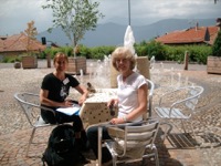  <br> Daniela e Carolyn in pausa. Corso aggiornamento insegnati Fondo (TN) Luglio 202.JPG
