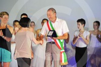  <br> SIndaco Cavaglià consegna targa riconscimento a Federica Francese con Noi da Giugno 2013