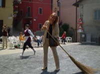  <br> Dany addetta a pulizia palco.JPG